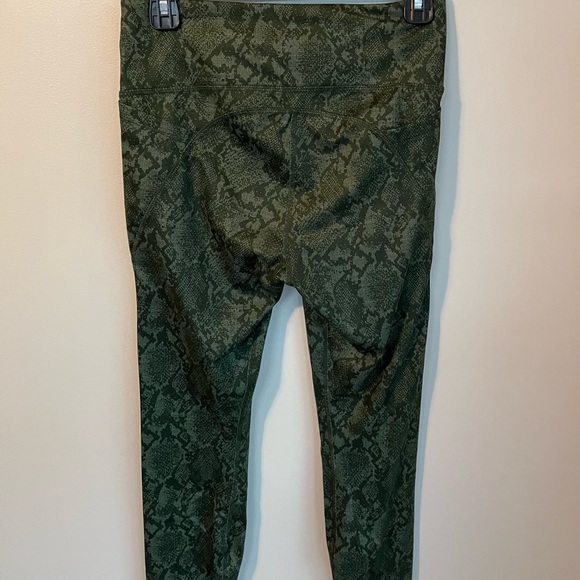 Target 7/8 Cropped Workout Leggings - Picture 3 of 5